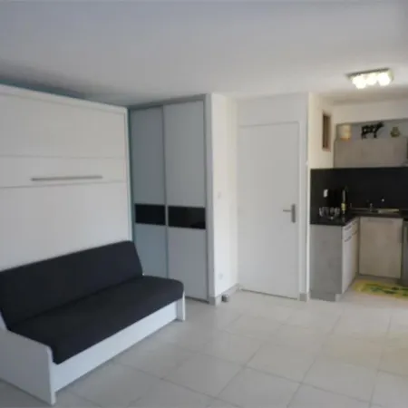 Confortable Avec Terrasse, Acces Direct Et Parking Prive - Fr-1-326-506 Apartment